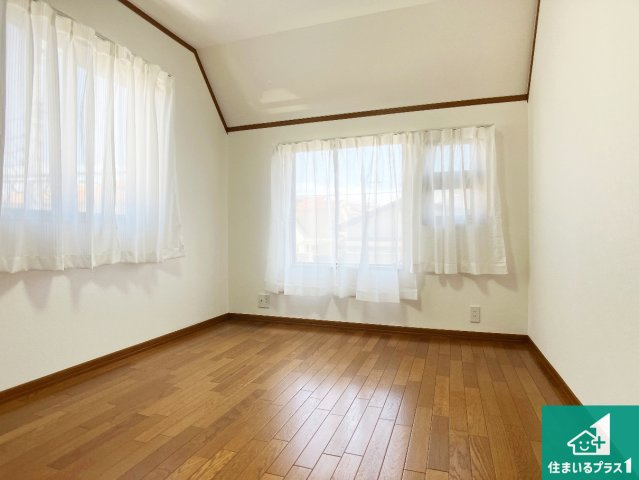 明石市藤江　中古一戸建ての洋室|シンプルかつ開放的な窓のある洋室！
