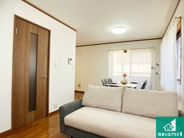 明石市藤江　中古一戸建ての居間・リビング|インテリアを楽しめるシンプルなリビング！
