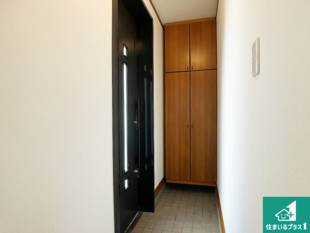 明石市藤江　中古一戸建ての玄関|たくさん収納できるシューズボックス付！
