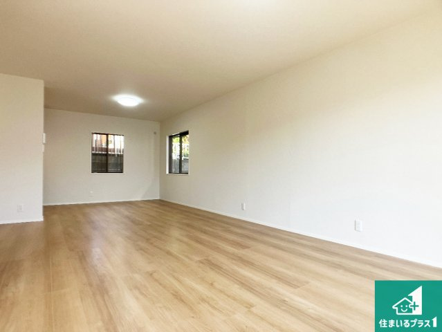 明石市朝霧台　中古一戸建ての居間・リビング|ご家族で広々とくつろげるLDK！
