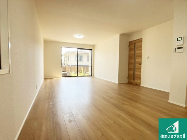 明石市朝霧台　中古一戸建ての居間・リビング|明るい日差しが眩しいリビング！
