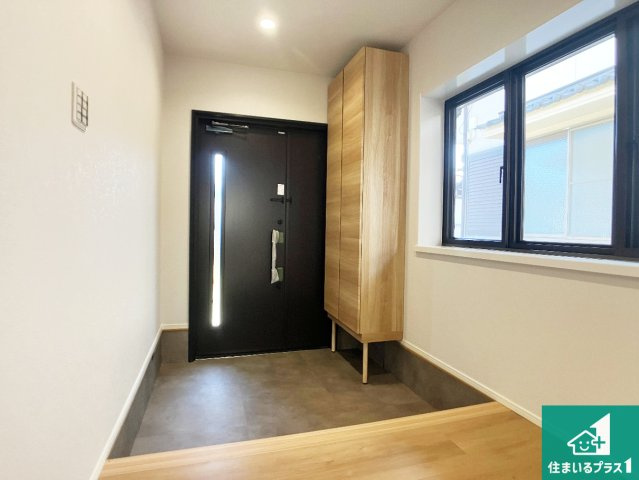 明石市朝霧台　中古一戸建ての玄関|たくさん収納できるシューズボックス付！
