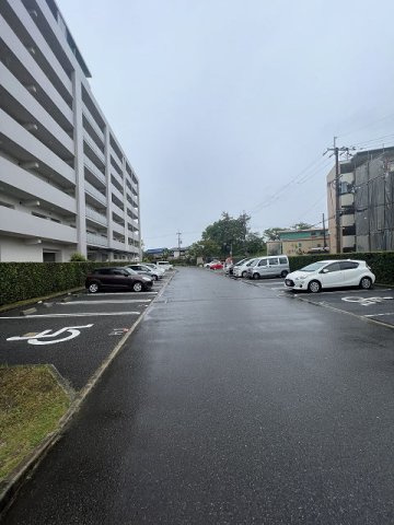 URパークタウン西武庫　1号棟の駐車場|建物外観を気になさる方へ、見た目の良い物件です
