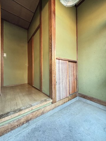 本田５丁目貸家　D棟の玄関|収納もある玄関です