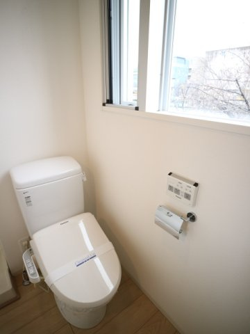プライムアーバン浮間公園のトイレ|落ち着いた色調のトイレです