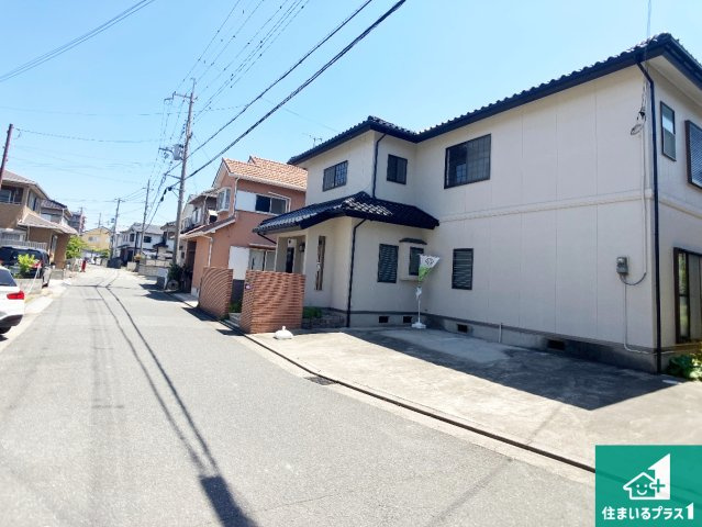 加古川市野口町良野　中古一戸建ての前面道路含む現地写真|周辺は閑静な住宅街！前面道路広々で車の出し入れも便利です。駐車が苦手な方でも安心して車庫入れできます！