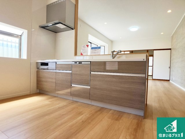 加古川市野口町良野　中古一戸建てのキッチン|子供を見守りながらお料理が出来るため家族のコミュニケーションか増えます♪スペースが広く確保されている為お子様が大きくなったときは一緒に料理を楽しめます♪