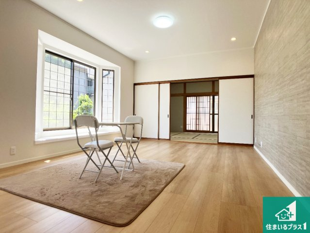 加古川市野口町良野　中古一戸建ての居間・リビング|明るいリビングで朝の目覚めもスッキリできそう！対面キッチンでご家族のコミュニケーションも自然と増える設計！小さなお子様が遊ぶスペースを作っても広々とくつろげるLDK！
