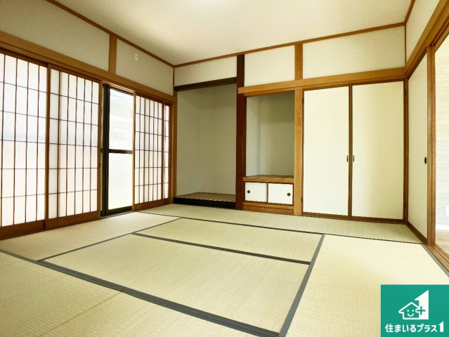 加古川市野口町良野　中古一戸建ての和室|一室あると便利な和室は客間としてだけでなく、小さなお子様のプレイルームや食後のくつろぎスペースとしてもご利用いただけます。収納もついていますので大活躍間違いなし！