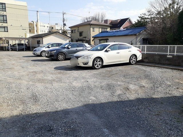 ウエスト・アベニューの駐車場|車をお持ちの方に嬉しい駐車場付きの物件です