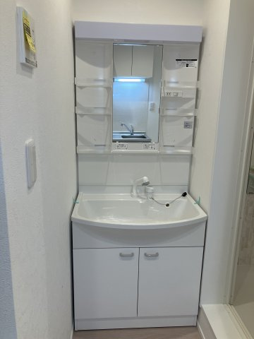 ラフォン一ノ割の独立洗面台|独立洗面台、小物を置くことができて便利です