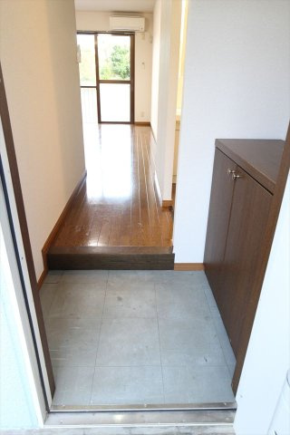 ハイツセジュールⅡの玄関|明るい玄関です
