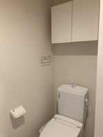 落ち着いた色調のトイレです