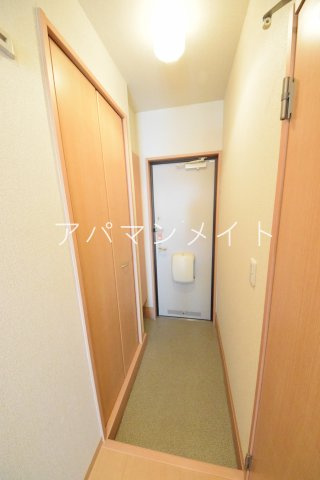 【玄関】 | スカイハイツ | 大きめの玄関収納があります