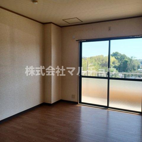 大和マンションの居間・リビング|こちらのリビングで趣味の時間をお楽しみください