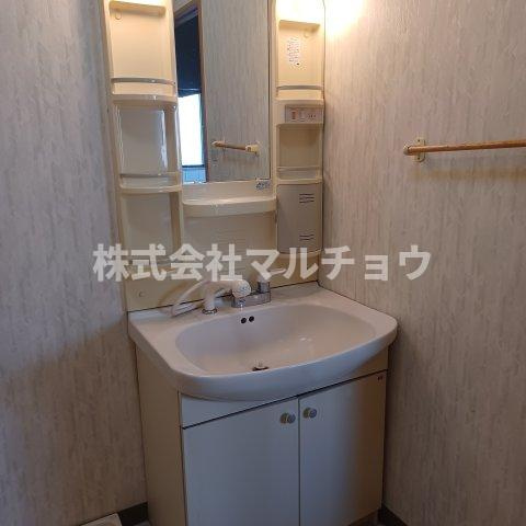 大和マンションの洗面所|明るい洗面所です