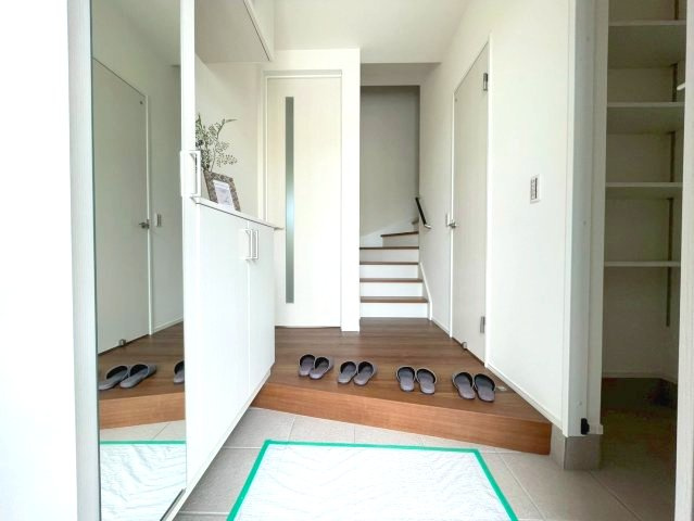 廿日市市宮内　№36697の玄関|明るい空間です。