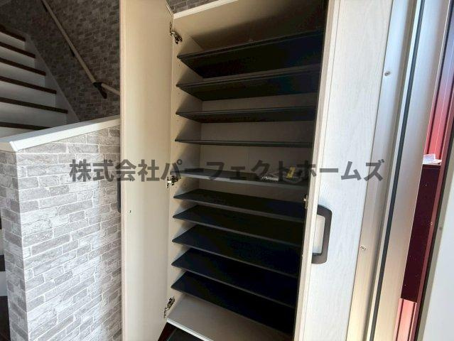 高野道ガレージハウスA棟の収納|こまごまとしたものを収納できそうですね