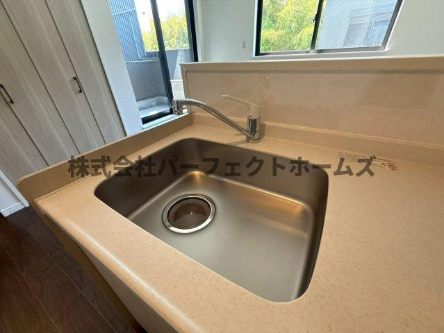 高野道ガレージハウスA棟のキッチン|きれいなキッチンです