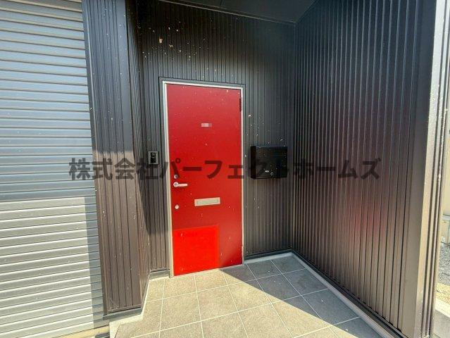 高野道ガレージハウスA棟の玄関|きれいな玄関です