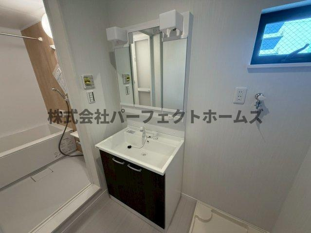 高野道ガレージハウスA棟の独立洗面台|朝の支度にも助かる、独立の洗髪洗面化粧台