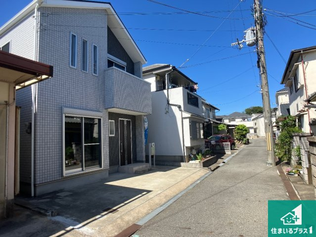 明石市大久保町大窪　中古一戸建ての前面道路含む現地写真|周辺は閑静な住宅街！前面道路広々で車の出し入れも便利です。駐車が苦手な方でも安心して車庫入れできます！
