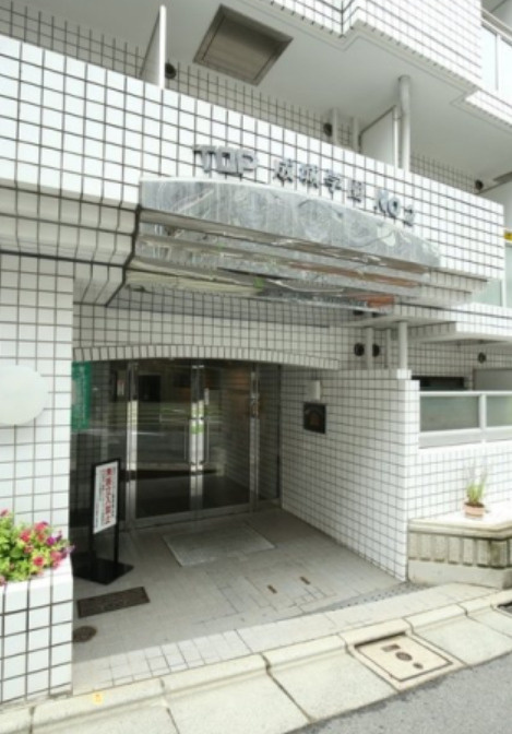 世田谷区成城２丁目の賃貸マンションのエントランス