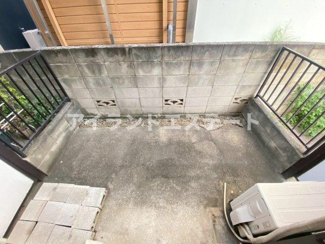 アルカディア弦巻　キッチンに窓　通風良好　シューズボックスのバルコニー