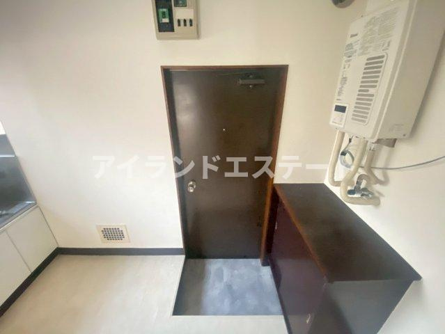 アルカディア弦巻　キッチンに窓　通風良好　シューズボックスの玄関