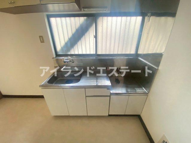 アルカディア弦巻　キッチンに窓　通風良好　シューズボックスのキッチン