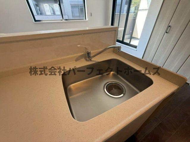 高野道ガレージハウスA棟のキッチン|きれいなキッチンです
