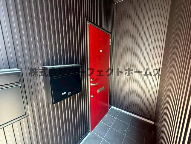 高野道ガレージハウスA棟の玄関|きれいな玄関です