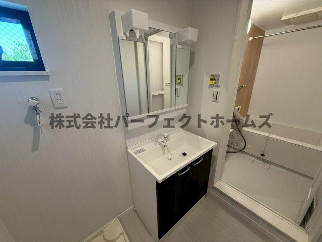 高野道ガレージハウスA棟の独立洗面台|朝の支度にも助かる、独立の洗髪洗面化粧台