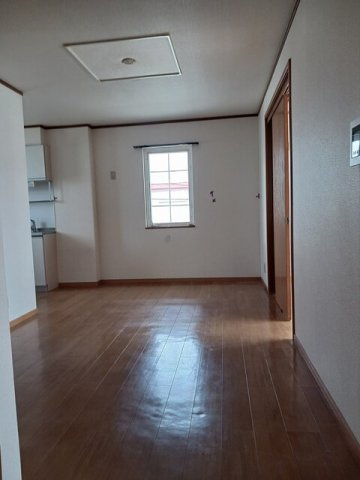 【居間・リビング】 | サンビーチ毛見Ⅰ | こちらの居間で趣味の時間をお楽しみください