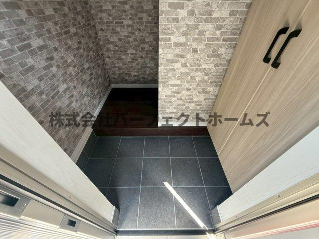 高野道ガレージハウスA棟の玄関|明るい玄関です