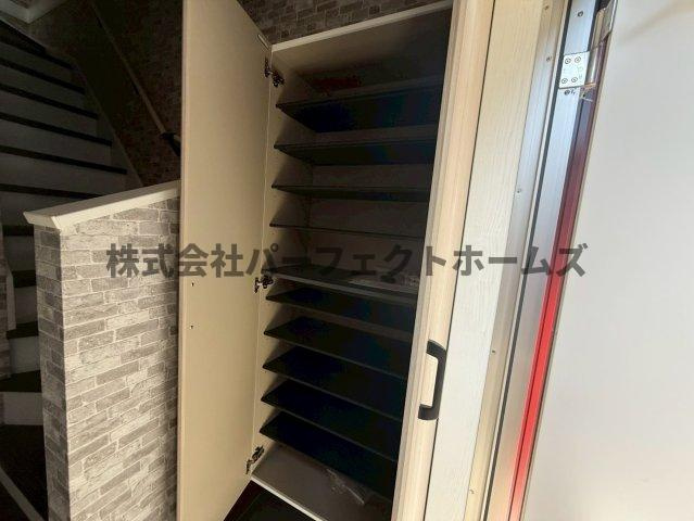 高野道ガレージハウスA棟の収納|こまごまとしたものを収納できそうですね