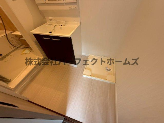 高野道ガレージハウスA棟の洗面所|スペースが確保できる洗面所です