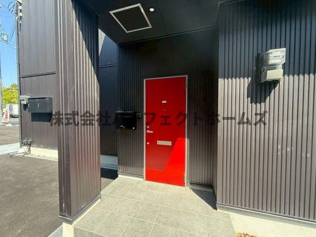 高野道ガレージハウスA棟の玄関|きれいな玄関です
