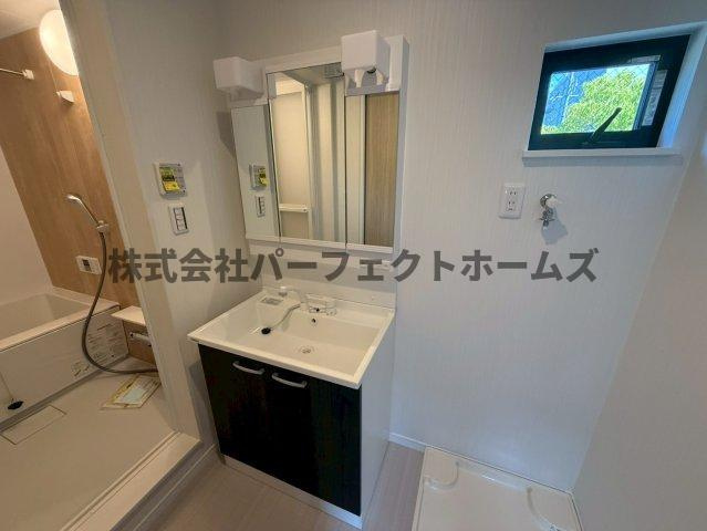 高野道ガレージハウスA棟の独立洗面台|朝の支度にも助かる、独立の洗髪洗面化粧台