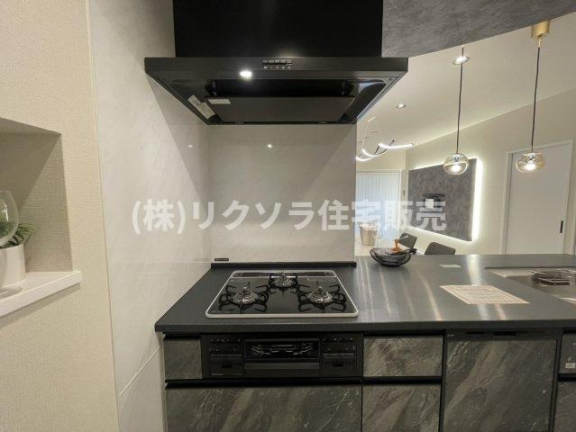 星和菊ヶ丘ハイツのキッチン|ビルトイン3口コンロ
■物件内覧・資金計画相談・住宅ローン相談、リフォーム相談、お問合せ受付中■
※当日・翌日のご内覧、ご相談はお電話でのお問合せがスムーズです！