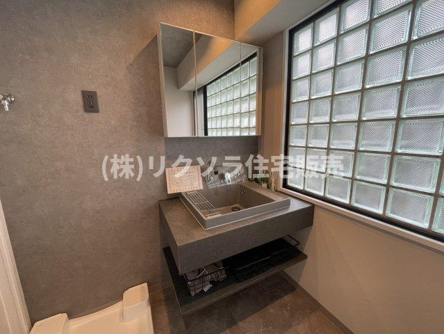 星和菊ヶ丘ハイツの独立洗面台|三面鏡付き造作洗面台
■物件内覧・資金計画相談・住宅ローン相談、リフォーム相談、お問合せ受付中■
※当日・翌日のご内覧、ご相談はお電話でのお問合せがスムーズです！