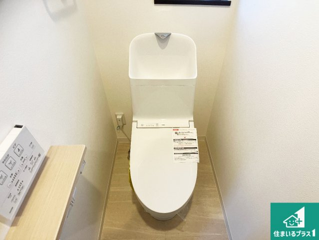 明石市大久保町大久保町　中古一戸建てのトイレ|落ち着いた色で統一されたトイレ！
