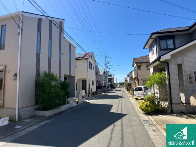 明石市大久保町大久保町　中古一戸建ての前面道路含む現地写真|周辺は閑静な住宅街！前面道路広々で車の出し入れも便利です。駐車が苦手な方でも安心して車庫入れできます！