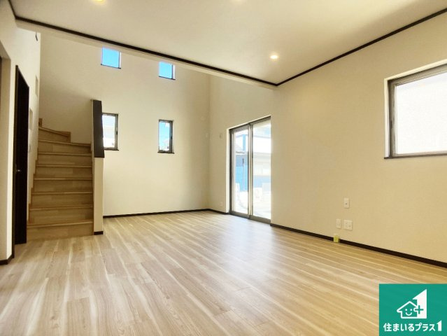 明石市大久保町大久保町　中古一戸建ての居間・リビング|日当たり良好の明るいリビングで朝の目覚めもスッキリできそう！対面キッチンでご家族のコミュニケーションも自然と増える設計！小さなお子様が遊ぶスペースを作っても広々とくつろげるLDK！