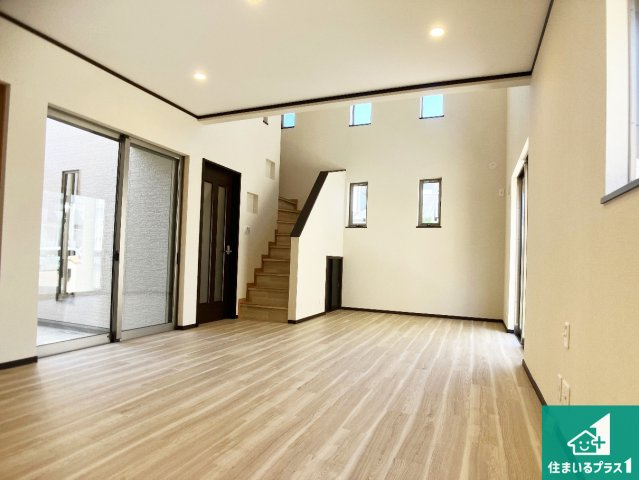 明石市大久保町大久保町　中古一戸建ての居間・リビング|明るいリビングで朝の目覚めもスッキリできそう！対面キッチンでご家族のコミュニケーションも自然と増える設計！小さなお子様が遊ぶスペースを作っても広々とくつろげるLDK！