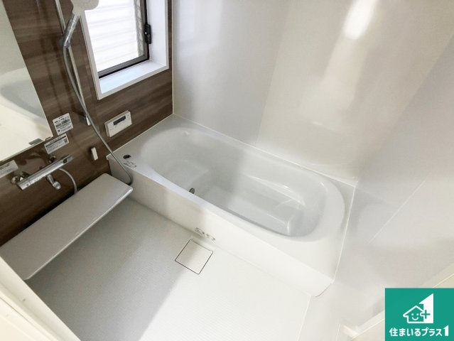 明石市大久保町大久保町　中古一戸建ての浴室|足をゆったり伸ばして寛げる浴槽です。窓が設けられていますので差し込む光が明るく穏やかな雰囲気にしてくれます♪浴室乾燥機も設置しているので、雨の日の洗濯物も安心です♪