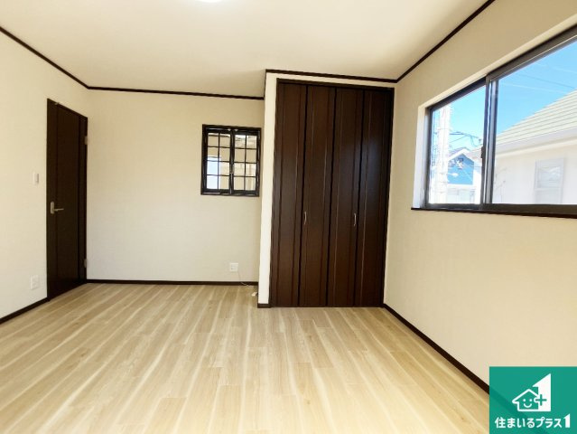 明石市大久保町大久保町　中古一戸建ての洋室|収納スペースが充実しているので子供の成長に合わせてたくさん収納ができます！家族構成に合わせた様々な活用ができる収納！