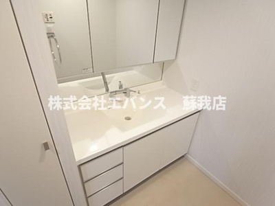 【独立洗面台】 | ハーバーレジデンス | 独立洗面台、小物を置くことができて便利です