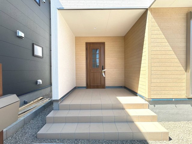 【商談中】リーブルガーデン　一宮市蓮池第３　全２区画分譲の玄関|【ピッキング防止機能付き玄関ドア錠】玄関ドアの鍵は上下に２つあり、内側の下段は脱着サムターンキー。
鍵を不正に開錠されても、もう１つの鍵でピッキングを防ぎます。防犯性の高い仕様になっています。