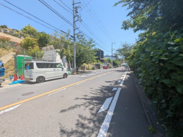 海見え！ 鎌倉山桜道沿い　高台の前面道路含む現地写真|前面道路